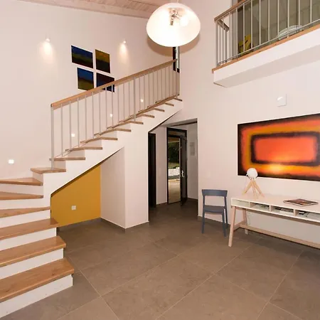 Sleeps 8 Pool Air Con Wifi