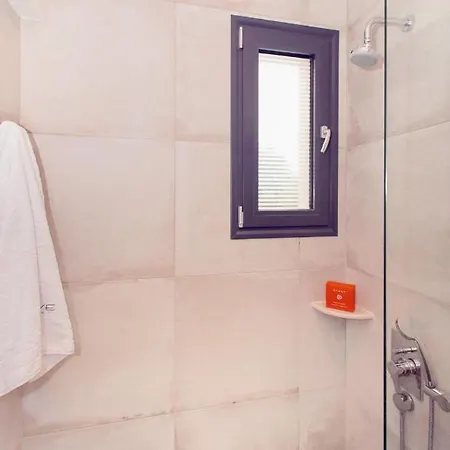 Villa Sleeps 8 Pool Air Con Wifi *