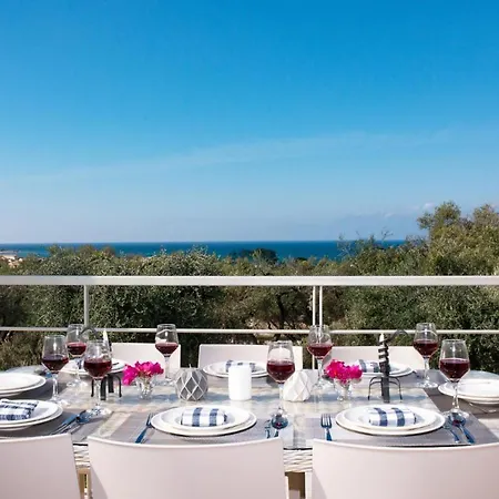 Villa Sleeps 8 Pool Air Con Wifi *
