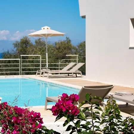 Sleeps 8 Pool Air Con Wifi