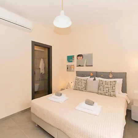 Sleeps 8 Pool Air Con Wifi